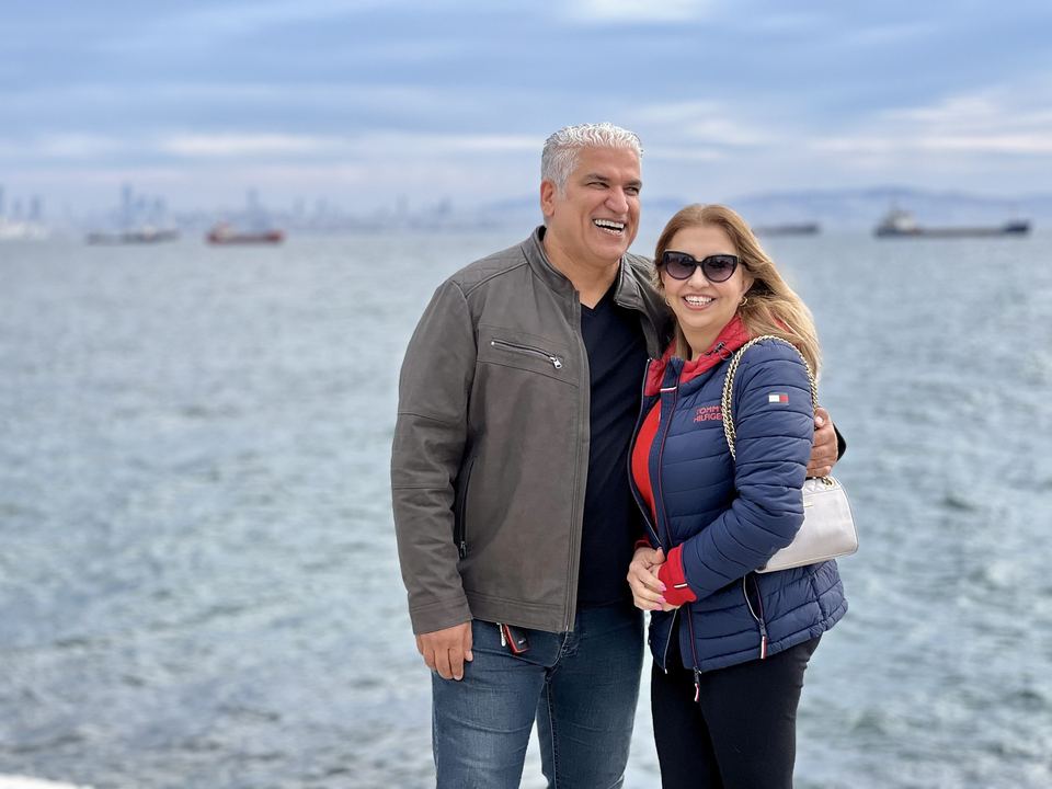 بابا و یک خانم در کنار آب، در حال خندیدن