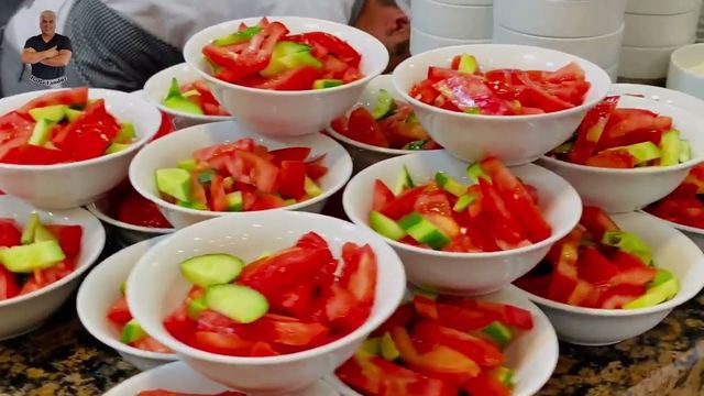 سالادهای تازهٔ گوجه و خیار در بایرام‌اوغلو