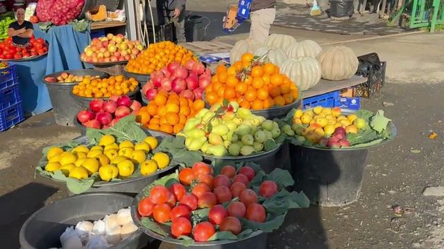 محصولات تازه در بازار کنار جاده، در گردش روستایی بابا